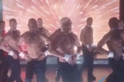 离我妈远点是什么梗？梗的出处以及意思详解