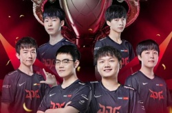 周杰伦今晚再战LOL嘉年华，还会上演9保1战术吗？