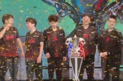 LPL夏决JDG 3:2 TES JDG鏖战五局夺冠捧起银龙杯