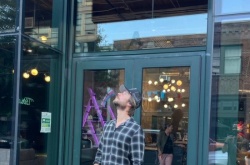 最后生还者RE发售当天 尼尔·德拉柯曼打卡高尔夫俱乐部