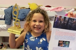 国外6岁小女孩击败游戏BOSS后 获得了“索尼”的奖杯