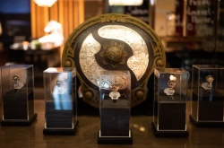 V社为雪碧战队颁发TI10冠军戒指 胜者之光熠熠生辉