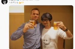 再次暗示死亡搁浅2？小岛又晒出与PS高管合照